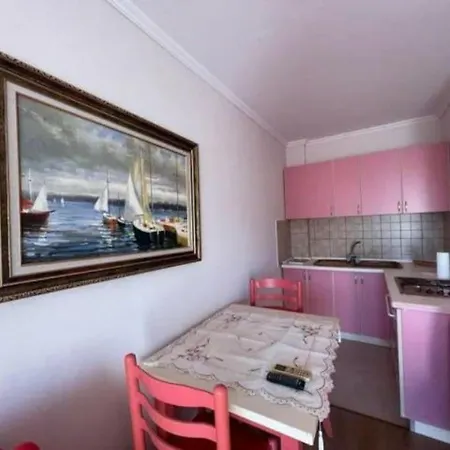 Apartment Airy, Sunny & Bright In *
